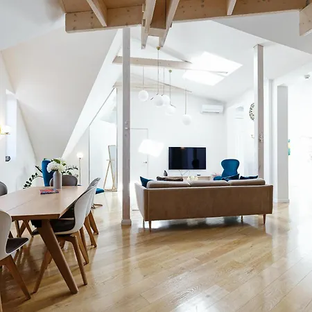 דירה Luxury 143M2 2-Bedroom Penthouse Loft With Ac & Elevator - Brivibas Street, Central Riga ריגה