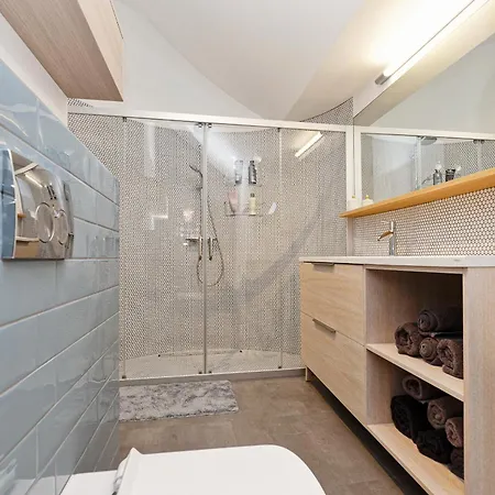 Luxury 143M2 2-Bedroom Penthouse Loft With Ac & Elevator - Brivibas Street, Central Riga * ריגה